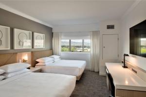 pokój hotelowy z 2 łóżkami i oknem w obiekcie Delta Hotels by Marriott Kamloops w mieście Kamloops