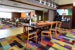 una sala de conferencias con una gran mesa de madera y sillas en Fairfield Inn and Suites by Marriott Winston Salem/Hanes, en Winston-Salem