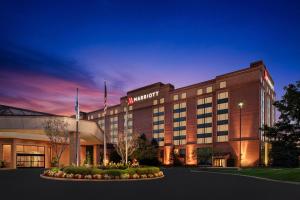 クランベリー・タウンシップにあるPittsburgh Marriott Northの夜のmgmホテルのレンダリング