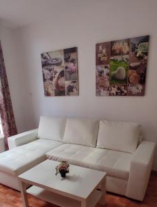 - un salon avec un canapé blanc et une table dans l'établissement Apartamento "CASA LOS SABANDEÑOS", à Vecindario