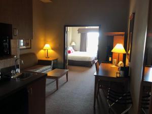 Voodi või voodid majutusasutuse Ramada by Wyndham Ponoka toas