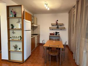 uma cozinha e sala de jantar com uma mesa e um frigorífico em Venus Resort em Uisenteş