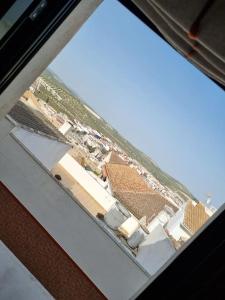 una ventana de una casa con patio con vistas en Casa Hidalgo en Baena