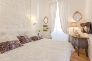 ローマにあるLa Casa Di Teoのベッドルーム(白いベッド、枕付)