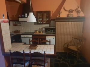 サン・クリストバル・デ・ラ・ラグーナにあるLOFT GREENの小さなキッチン(テーブル、椅子付)