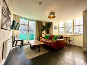 Μια τηλεόραση ή/και κέντρο ψυχαγωγίας στο Designer Apartment inc Free Parking & FAST WiFi 1 Minute walk to Poole Quay - Great Location - Free Parking - Fast WiFi - Smart TV - Newly decorated - sleeps up to 2! Close to Poole & Bournemouth & Sandbanks