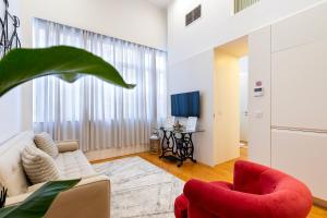 波多的住宿－City Center Modern Apartment in Porto，客厅配有沙发和两把椅子