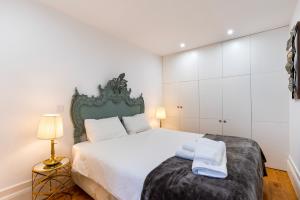 波多的住宿－City Center Modern Apartment in Porto，卧室配有一张带白色墙壁的大床