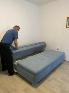 Postel nebo postele na pokoji v ubytování Slunný byt v Jizerských horách 5 postelí
