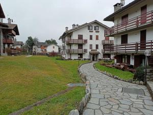 モルジェにあるMansardaの建物前の石道
