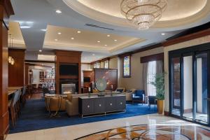 um átrio de hotel com uma área de espera com uma televisão em Residence Inn by Marriott Cincinnati Downtown/The Phelps em Cincinnati