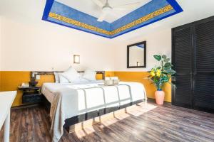 sypialnia z dużym łóżkiem i niebieskim sufitem w obiekcie Soy Local CDMX w mieście Meksyk