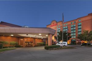 un hôtel avec un camion blanc garé devant un bâtiment dans l'établissement Marriott DFW Airport South, à Fort Worth