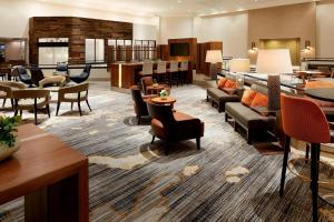 - un hall d'un hôtel avec des chaises et des tables dans l'établissement Marriott DFW Airport South, à Fort Worth
