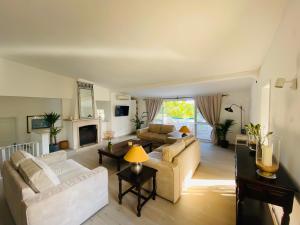 sala de estar con 2 sofás y chimenea en Royal Course Villa, Vale do Lobo en Vale do Lobo