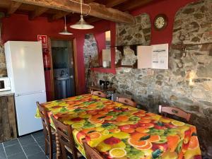 kuchnia ze stołem i owocami w obiekcie El Pajar de Ondina 179 w mieście Cudillero