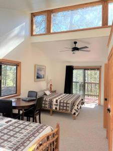 1 dormitorio con 2 camas y mesa con ordenador portátil en Mountain Cabin Retreat in the Pines en Prescott