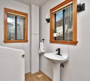 ein Bad mit einem Waschbecken und einem Fenster in der Unterkunft Mountain Cabin Retreat in the Pines in Prescott