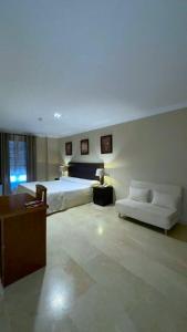 Postel nebo postele na pokoji v ubytování Hotel Sol Sanlúcar