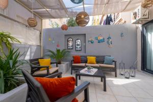 un vestíbulo con sofás, una mesa y plantas en Ezgi's Apartment with Private Garden in Marmaris en Marmaris