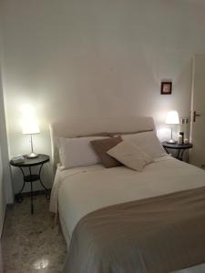 ナポリにあるVomero District Apartmentのベッドルーム1室(大型ベッド1台、テーブル上のランプ2つ付)