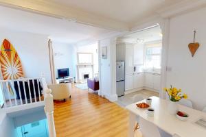 Kuchyň nebo kuchyňský kout v ubytování ILFRACOMBE ORIEL 3 Bedrooms + 33 fotografií