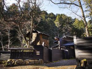 una casa con una valla delante de ella en Sumiya Rakusuitei - Vacation STAY 17241v, en Takayama