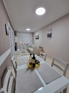 un comedor con una mesa con botellas de vino. en Luxury Evita Apartments in Torrevieja en Torrevieja