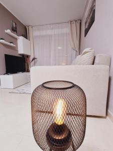 Μια τηλεόραση ή/και κέντρο ψυχαγωγίας στο Evita Luxury Apartments - Near Playa Los Locos Beach with Pool