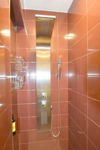 a bathroom with a shower with a mirror at Fuengirola, Primera linea de playa in Fuengirola