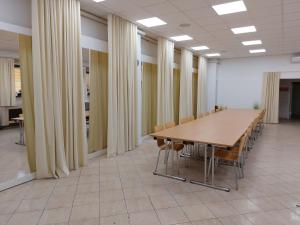 una sala de conferencias con mesa de madera y sillas en Hotel Jeleň, en Pezinok