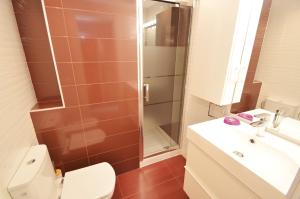 A bathroom at Fuengirola, Primera linea de playa Még 26 kép