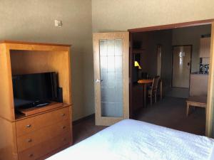 Televiisor ja/või meelelahutuskeskus majutusasutuses Ramada by Wyndham Ponoka