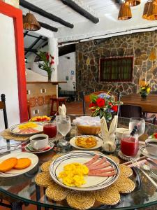 Casa Grimaldo في فالي دي انطون: طاولة عليها أطباق من الطعام