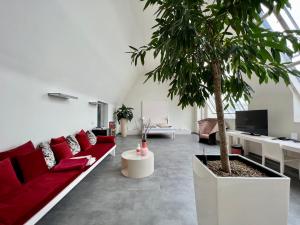 A television and/or entertainment centre at Hotel Rathaus - Wein & Design