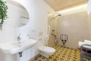 Un baño blanco con lavabo e inodoro. en Erizo 4 Estudio en el Centro Histórico, en Tarifa 29 fotos más