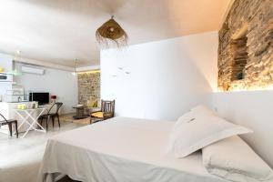 Un dormitorio con una cama y una sala de estar. en Erizo 4 Estudio en el Centro Histórico, en Tarifa