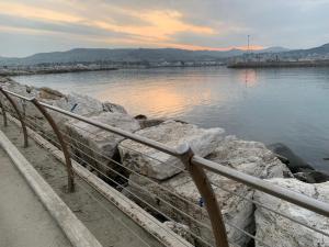 una recinzione accanto a un corpo idrico di Appartamento Aria di Mare a San Benedetto del Tronto