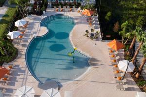 an overhead view of a swimming pool with umbrellas at TownePlace Suites by Marriott Orlando at SeaWorld in Orlando