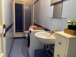 un bagno con lavandino e WC di Appartamento Aria di Mare a San Benedetto del Tronto Altre 20 foto
