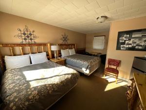 Una cama o camas en una habitación de Pinecrest Motel 7 fotos más