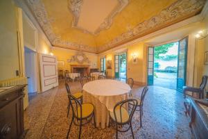 una sala da pranzo con tavolo e sedie di Palazzo Ronchelli a Castello Cabiaglio