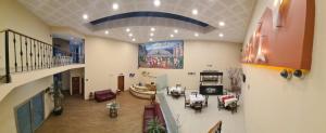 a large room with a living room with tables and chairs at HOTEL PLAZA PACHUCA in Zapotlán de Juárez