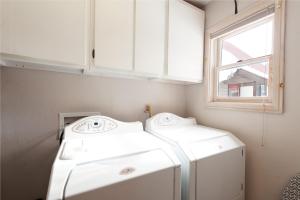 lavadero con 2 arandelas y ventana en 3076 W Highway 160 - Main House, en Mancos