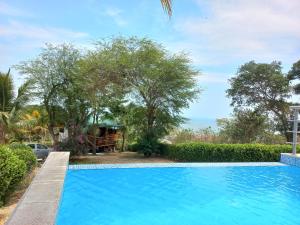 una piscina frente a una casa en L'Oasis Don Juan en Don Juan