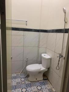 ein Bad mit einem WC und einer Dusche in der Unterkunft Jaka Homestay in Rembang