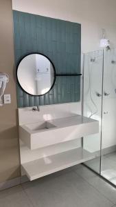 uma casa de banho com um espelho, um lavatório e um chuveiro em A3EM Casa de Gorceix em Ouro Preto