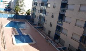 una vista aérea de una piscina junto a un edificio en Luxury Evita Apartments in Torrevieja en Torrevieja