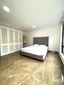 1 dormitorio con 1 cama grande en una habitación en Apartamento hermoso en el mejor barrio Medellín, en Medellín