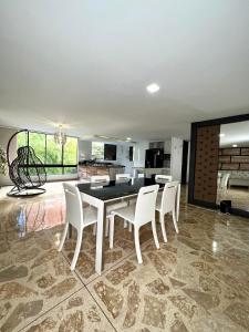 eine Küche und ein Esszimmer mit einem Tisch und Stühlen in der Unterkunft Apartamento hermoso en el mejor barrio Medellín in Medellín